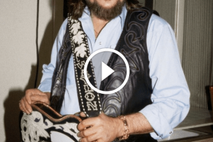 Waylon Jennings – Never Could Toe the Mark